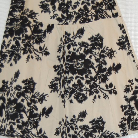 The Limited Black and Tan Flowered Patterned Full Skirt Size 4 - Picture 2 of 9